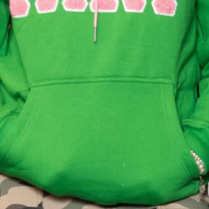 Sudadera con Capucha Verde Chenille para Mujer, Marca AKA, con Letras Griegas Bordadas, Forro de Satén, Calidad Premium, Estilo Casual - Product Image 5