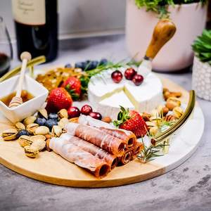 Planche à fromage ronde artisanale en marbre et bois avec poignée, passe au lave-vaisselle, plateau de service pour charcuterie, idéal pour les réceptions et comme cadeau de pendaison de crémaillère - Product Image 2