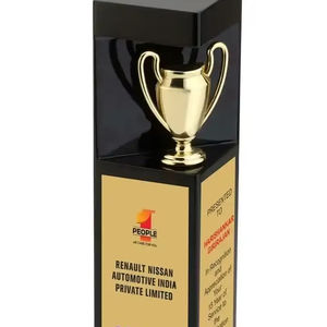 Trophée d'entreprise avec base en bois pour une reconnaissance durable, avec coupe dorée et tour rectangulaire, pour récompense et accentuation de la reconnaissance. - Product Image 1