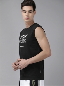 เสื้อกล้ามแขนกุดผู้ชาย FCUK คอกลม สไตล์สปอร์ต ระบายอากาศได้ดี โพลีเอสเตอร์ สีดำ พิมพ์ลายตัวอักษรด้านหน้า - Product Image 4