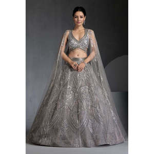 Diseñador Lehenga Choli para bodas Bellamente bordado para un aspecto elegante - Product Image 1