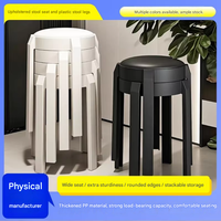 Tabouret empilable en plastique rembourré robuste et durable pour la maison, une chaise de salle à manger luxueuse et haut de gamme.