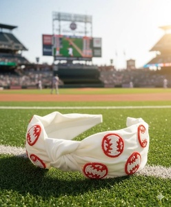 Diadema Deportiva Hecha a Mano con Diseño de Béisbol en Rojo y Blanco sobre Base Azul Rey, Accesorio para el Cabello para Niñas y Mujeres, 2026 - Product Image 5