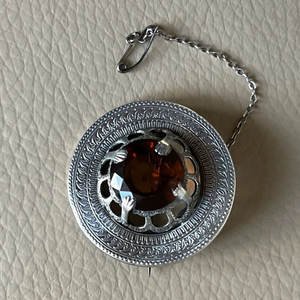 Broche Escocés Antiguo con Piedra de Ágata de Fuego en Engaste de Garra, Metal Blanco, Accesorios para Kilt Escocés - Product Image 1