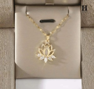 Joyería Floral de Diamantes de Lujo al por Mayor, Collar con Colgante de Loto de Oro Personalizado - Product Image 2
