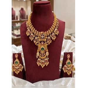 Ensemble collier et boucles d'oreilles élégants de qualité supérieure, plaqués or, style Rajwadhi, en moissanite, pour collection de mariage. - Product Image 2