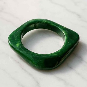 Bracelet de poignet en résine personnalisé de haute qualité, brodé à la main avec de détails fins, pour cadeaux et collections de mode, en vente - Product Image 5
