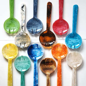 Ensemble de service à salade en résine au design nordique dans des couleurs personnalisées avec un nouvel ensemble de service à salade au design fait main et d'emballage - Product Image 1