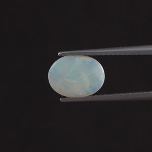 โอปอลธรรมชาติสีขาวคุณภาพดี รับรองโดย IGI น้ำหนัก 1.05 กะรัต รูปทรงวงรี 10x8 มม. ตัดด้วยมือ ขัดเงา ลงแว็กซ์/น้ำมัน - Product Image 3