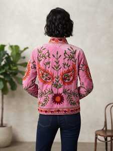Chaqueta Suzani de Terciopelo Rosa Bordada, Cuello Alto, Manga Larga, Patrón Floral, Bordado a Mano, Ropa de Otoño para Mujer - Product Image 3