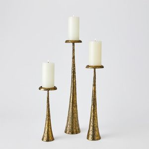Candelabro de Metal Hecho a Mano por Diseñadores, Adorno Decorativo de Lujo para Áreas de Comedor y Temas de Estilo Interior Contemporáneo - Product Image 1
