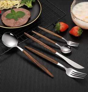 Ensemble de couverts élégants au design moderne en acier inoxydable avec manches en bois, finition super polie miroir, vaisselle de luxe pour les fêtes, robuste et durable - Product Image 3