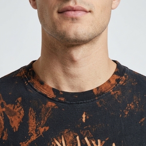 T-shirt pour homme avec imprimé artistique Arbre de Vie en noir délavé et motifs botaniques couleur rouille, col rond classique, manches courtes - Product Image 5
