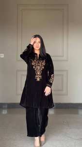 Conjunto de Top de Terciopelo Bordado y Pantalones Plazzo con Forro Interior, Traje Étnico de Invierno, Salwar Kameez Tradicional Cosido, Atuendo para Fiesta - Product Image 3