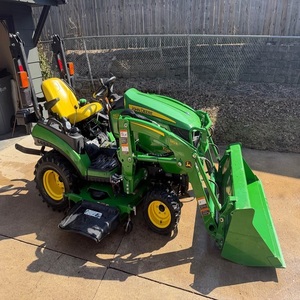 Tractor Agrícola Subcompacto John Deere 1025R con Caja de Cambios y Motor - 59 Horas - Precio con Descuento, Envío Rápido - Product Image 4