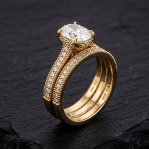 Ensemble de bagues de mariage classiques vintage avec diamant de laboratoire taille ovale, bague de fiançailles solitaire et alliance assortie en or jaune pavé milgrain - Product Image 4