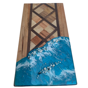 Planche à découper artisanale en bois et résine, design océan bleu, pour la cuisine - Product Image 2