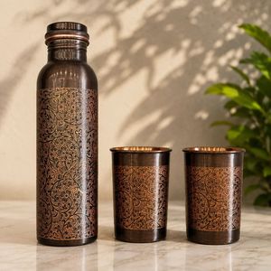 Botella de Agua de Cobre Pulido con Bandas en Relieve y Tapa de Rosca, Diseño Oriental Clásico, Reutilizable para el Hogar y Viajes - Product Image 2