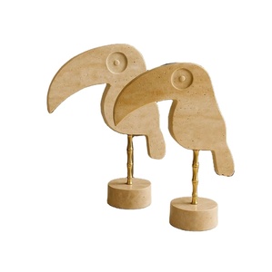 Sculpture d'oiseau abstraite moderne en pierre naturelle de travertin avec support en métal doré, accent de table luxueux pour salon ou bureau - Product Image 1