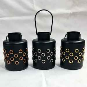 Farol de metal negro mate con patrón decorativo de anillos y asa para colgar, ideal para decoración del hogar, balcones y festividades. - Product Image 1
