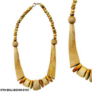 Collier statement fait main pour femme en os et corne, avec perles en corne blanchie et finition brûlée, fermeture sécurisée à mousqueton, idéal pour les soirées - Product Image 1