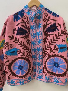 Chaqueta de algodón rosa bordada a mano estilo vintage Suzani para mujer, abrigo corto bohemio con bordado floral étnico y apertura frontal. - Product Image 3