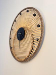 Horloge murale en bambou faite à la main, design lever de soleil, décoration rustique moderne, 16 pouces, horloge en bois écologique, fournisseur OEM Vietnam - Product Image 2