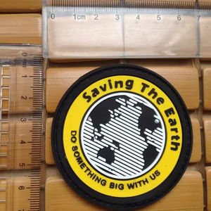 โลโก้ยางแบบกำหนดเองสำหรับกระเป๋าและเสื้อผ้า คุณภาพสูง รับผลิตแบบ OEM ODM ขายส่ง ผลิตในปากีสถาน ทนทาน ยืดหยุ่น สร้างแบรนด์ - Product Image 3