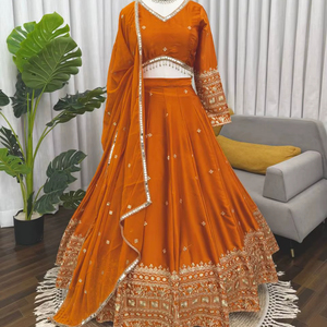 Lehenga Choli en soie satinée avec travail de broderie et de paillettes - Product Image 1