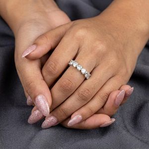 Anillo de eternidad completo con moissanita tallada en forma de corazón, de plata 925, estilo romántico, regalo de compromiso para amantes. - Product Image 4