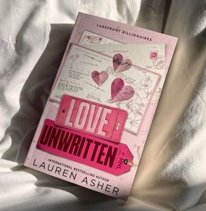 Libro de bolsillo Love Unwritten de Lauren Asher, la autora de la serie Dreamland Billionaires, éxito de ventas de The Sunday Times. - Product Image 1