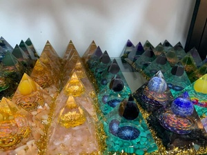 Pyramide d'orgonite avec copeaux de cristal, générateur d'énergie orgonique, base lumineuse, pierre de cristal bleue naturelle, agate sculptée artisanale - Product Image 3