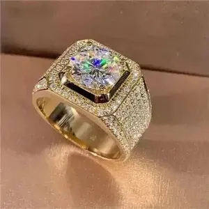 Bague de déclaration vintage pour homme en argent 925 plaqué or, sertie de moissanite ronde taille brillant et sertie de pierres, style luxe glacé - Product Image 4