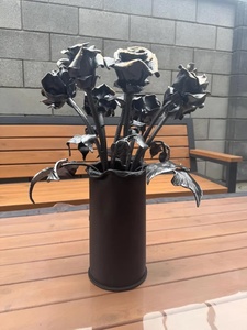 Sculpture de rose en fer forgé, résistante à la rouille, fabriquée à la main – Une pièce décorative élégante pour la maison ou le jardin. - Product Image 6
