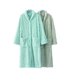 Peignoir au design moderne avec logo brodé, doux et absorbant, idéal pour la salle de bain, le spa et le confort de la détente - Product Image 4