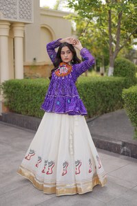 Lehenga Choli blanc de créateur en faux Georgette, longueur ras du sol, coupe trapèze, broderie, sequins miroir et travail de point de chaînette, pour Navratri 2026 - Product Image 6