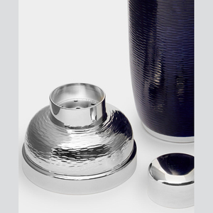 Coctelera azul y plateada texturizada con un distintivo acabado bicolor. Artículos de bar elegantes diseñados para una recepción impresionante - Product Image 3