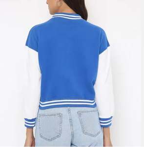 Chaqueta universitaria para mujer con estilo clásico tipo letterman, tela suave y diseño con broches frontales, ideal para moda urbana y uso diario. - Product Image 4