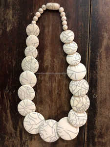 Lujoso collar de cuentas de resina de alto pulido personalizado para mujer hecho a mano en la India hermoso accesorio de moda - Product Image 4