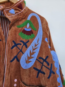 SHREE RADHA GOVIND EXPORTS Veste en velours imprimé brodée de fleurs Suzani pour femmes, chaude et respirante, printemps/automne/hiver - Product Image 3