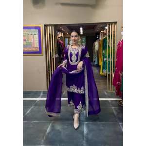 Ensemble de costume Punjabi brodé pour femmes Gitanjali - Product Image 2