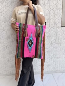Colección Elegante de Bolsos de Tela Azteca con Flecos y Grabados a Mano, Estilo Bohemio, Bolsos de Venta Caliente para Mujer - Product Image 5
