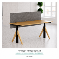 Bureau de travail moderne réglable en hauteur avec plateau en bois grainé, écran d'intimité gris et base inclinée