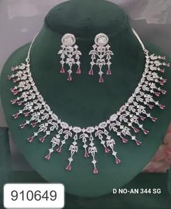 Ensemble de bijoux de mariage en strass rose de qualité supérieure – Collier et boucles d'oreilles plaqués argent de luxe pour les mariées, les mariages et les fêtes - Product Image 1