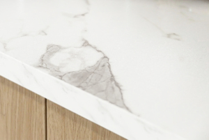 Mueble de Cocina Moderno K411 de Aglomerado, MDF y PU con Acabado en Roble Blanco y Mármol, Cajonera, Estante para Panadería y Soporte para Microondas - Product Image 4