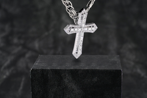 Colgante de cruz personalizado con incrustaciones de moissanita VVS en plata 925, colgante religioso de fe cristiana, joyería para regalos. - Product Image 2
