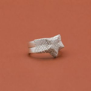 แหวนรูปดาวประดับเพชรโมอิสซาไนต์ VVS บนตัวเรือนเงินสเตอร์ลิงคุณภาพพรีเมียม - Product Image 2