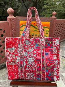 Sac en patchwork matelassé en coton fait main – Sac fourre-tout coloré en tissu pour femmes et filles - Product Image 1
