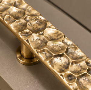 Poignée de meuble texturée dorée martelée, longue poignée de tiroir décorative, quincaillerie de mobilier pour intérieurs de luxe - Product Image 3