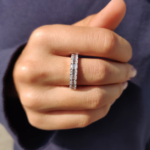 Bague élégante minimaliste en argent sterling 925 sertie de diamants moissanite taille émeraude VVS, idéale pour le quotidien des femmes. - Product Image 4